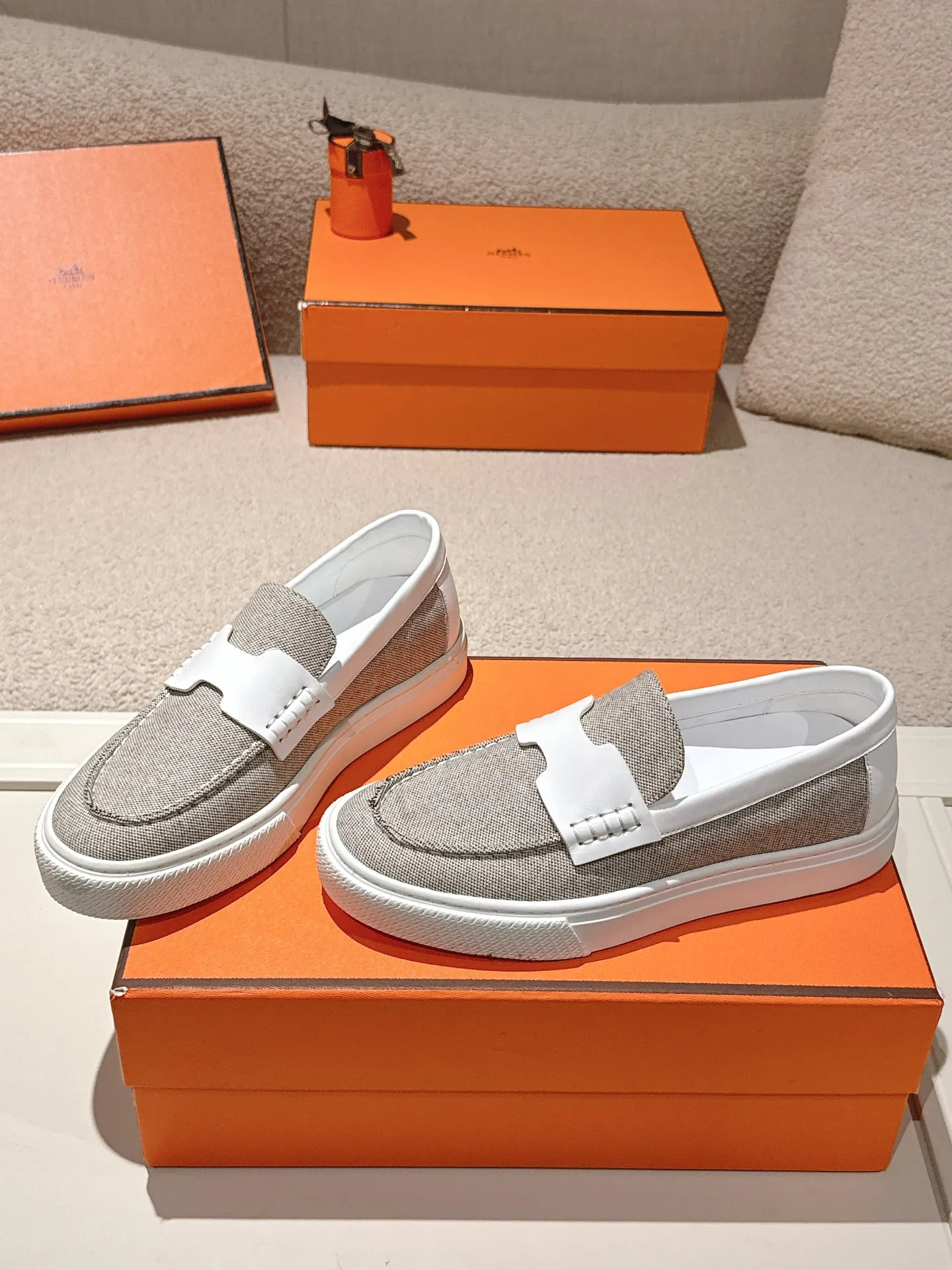 Men's men's shoes P620! Hermes# Thick Sole Couple Loafers These lace-up free sneakers in calfskin and washed denim feature signature "H" details. The design is simple and smooth, creating a fashionable urban look. It is comfortable and versatile. H family classics are not outdated, and the delivery counter is beautifully packaged🛍📦 Fabric: Original customized washed denim/first-layer cowhide Lining: Imported soft sheepskin Sole: Original open-molded anti-slip TPU material Size: 35-45